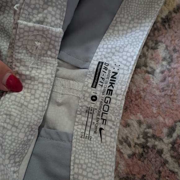 2/$20 Nike Women's Golf Shorts Size 4 - Picture 2 of 5